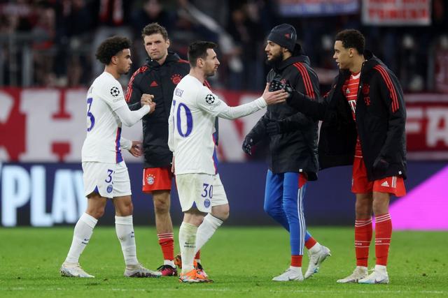 包含拜仁今日表现抢眼，梅西整场无解，教练赛后亲自拥抱的词条