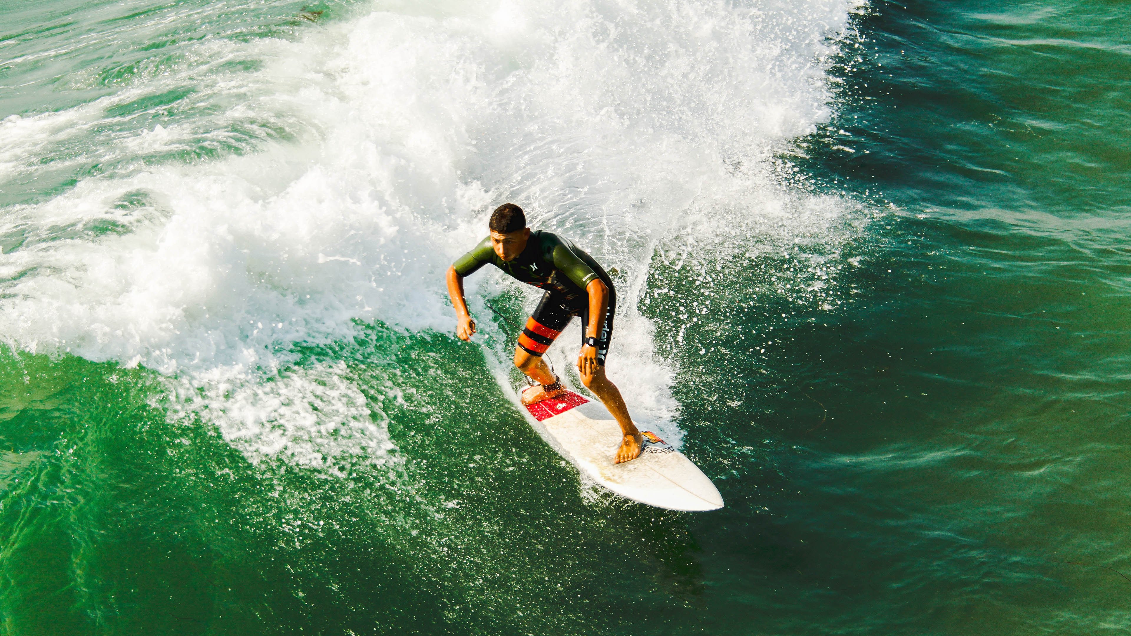 羽毛球赛场焦点！阿根廷队对阵英格兰队，年轻新星表现惊艳，未来可期